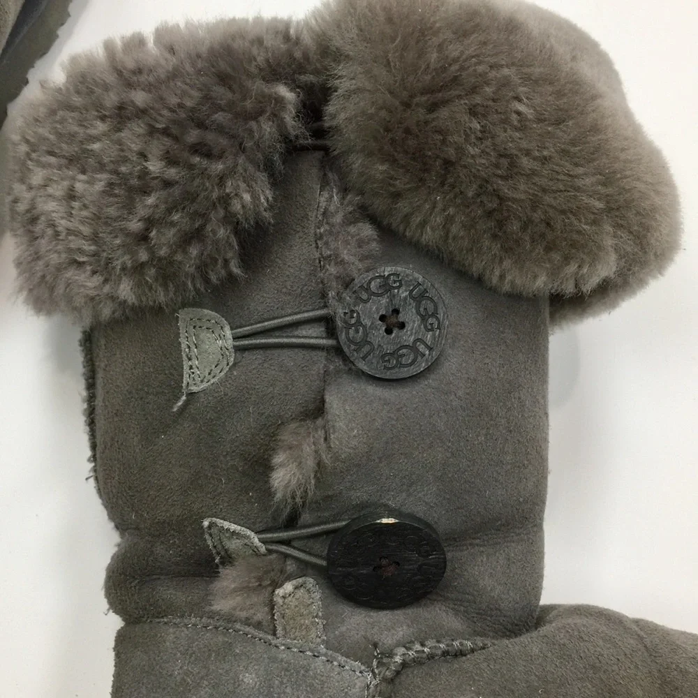 Uggs Bailey Button Triplet Boots in Grey Size 5